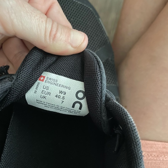 On cloud 5 running shoes USED !! - Picture 2 of 2